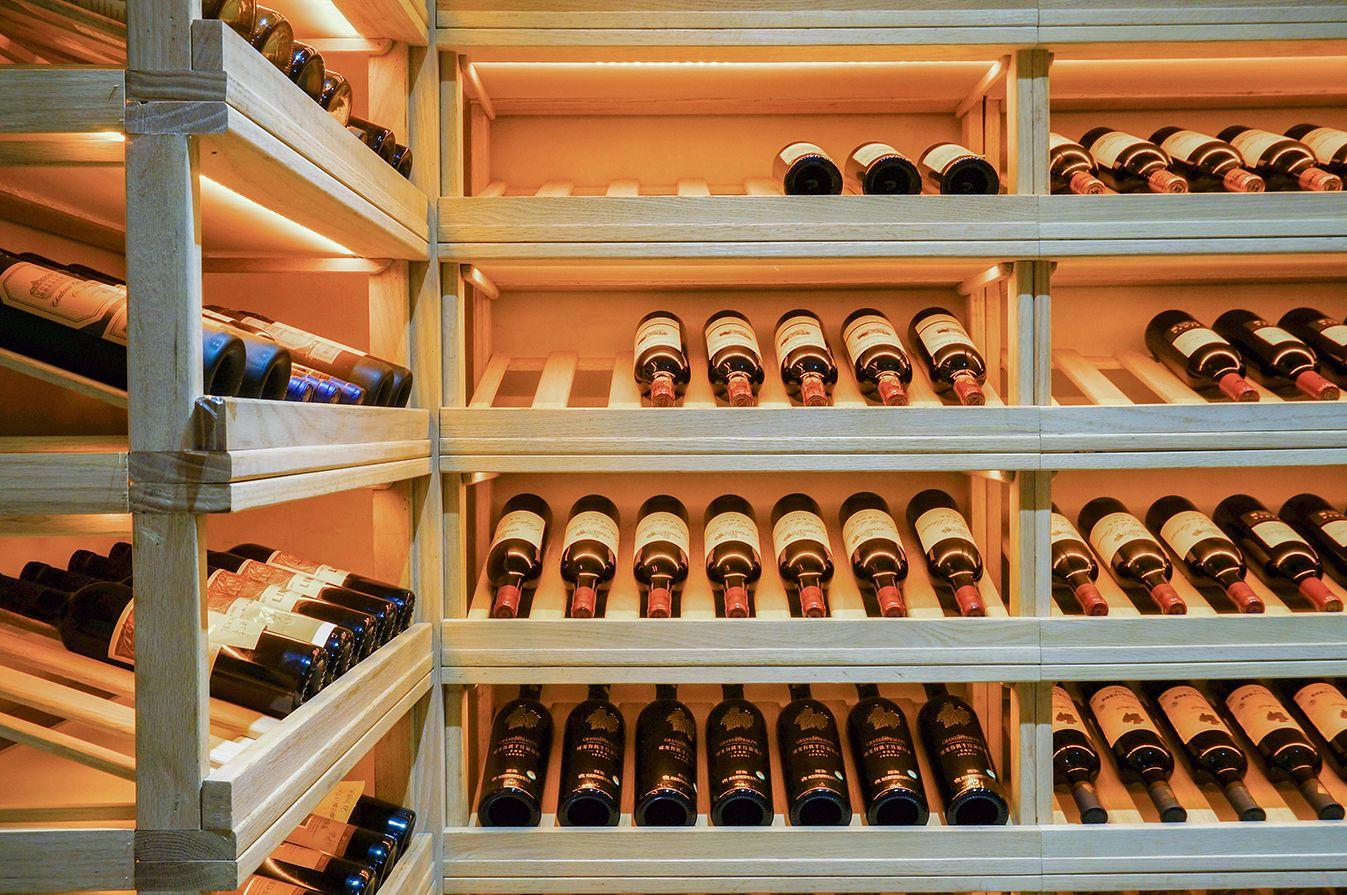 Weinschrank mit Weinflaschen
